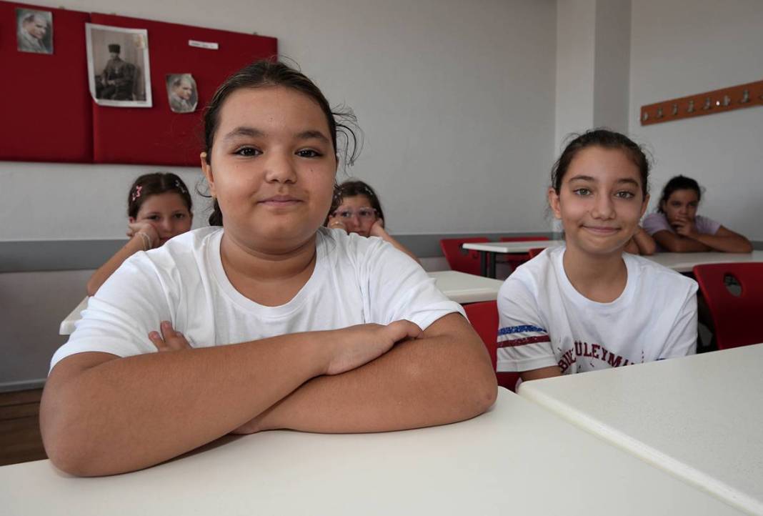 Okuldaki herkes aynı kişiyi gördüğünü sanıyor: 26 ikiz kardeşle eğitime başlıyorlar 10